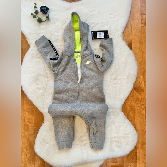 New with tags NIKE BABY’S ONE PIECE HOODED OUTFIT with logo and zip front Grey - Picture 2 of 5